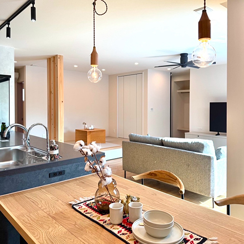 【 新築見学会インテリアコーディネート 】オカヤ工務店さんの物件にて、家具や雑貨などのインテリアコーディネートをさせていたただきました。『ホームパーティーを楽しむ平屋のお家』