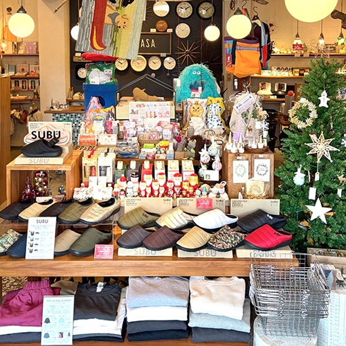 【 商品紹介 】入口入ってすぐのメインコーナークリスマス仕様になっています。毎年ギフトに人気の秋冬サンダル「SUBU」クリスマスを彩る雑貨など、ぜひご覧ください。