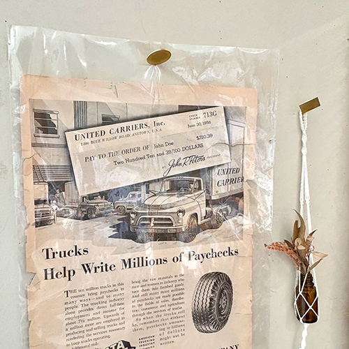 【 商品紹介 】ただの画鋲?なのに主役級の存在感大き目のモチーフが目を引く「サロブラスピン」画鋲のように壁に直接挿してカードを留めたり、ちょっとしたものをかけるフックにも。壁面を彩るアイテムをより引き立てます。