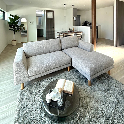 【 新築見学会インテリアコーディネート 】「コージーホーム」さんの物件にて、家具や雑貨などのインテリアコーディネートをさせていたただきました。『青ガルバの家』完成見学会