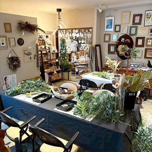 【 ありがとうございました!! 】昨日開催しましたワークショップ『お正月飾り』おひとりおひとり個性あふれる作品が完成しました 選ぶ花材やカラーで雰囲気が変わりますね。