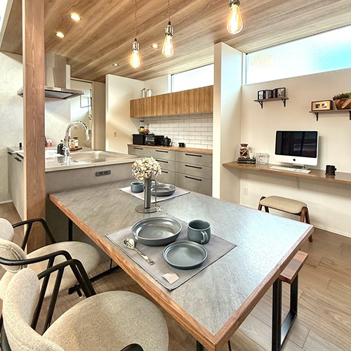 【 新築見学会インテリアコーディネート 】チェックハウスプラス和歌山さんの物件にて、家具や雑貨などのインテリアコーディネートをさせていたただきました。『無機と木が調和する、グレーモダンハウス』完成見学会