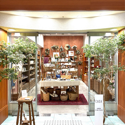 【 商品紹介 】こんにちは、CASAダイワロイネット店です。CASA中之島本店では以前よりお取扱いさせていただいている人気の作家さんキナリさんの作品。