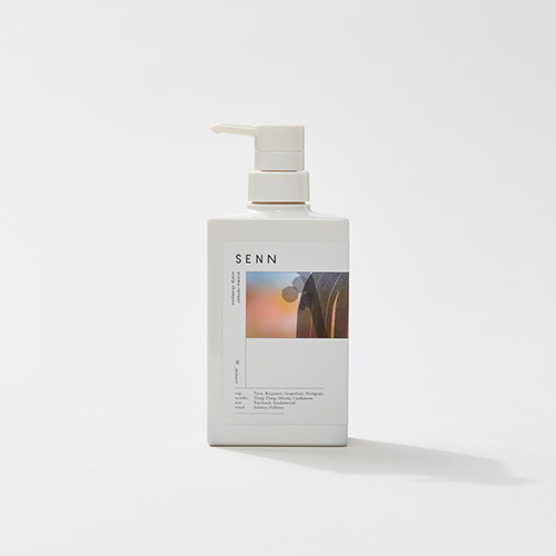 【 商品紹介 】こんにちは、CASAダイワロイネット店です。SENNが叶える「減らす美容」は、余計な工程を削ぎ落とした究極のシンプルスキンケアです。「落とす」と「整える」の二つのステップ。シンプルにすることで肌トラブルの原因となる摩擦を減らし、肌ストレスを軽減します。