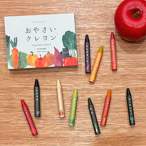 【 商品紹介 】こんにちは、CASA中之島本店です。ベビー・キッズギフトにも人気の野菜とお米から生まれたクレヨンをご紹介。米ぬかをアップサイクルした米油とライスワックスをベースに、規格外品や端材など市場に流れない野菜や果物を微粉末加工して配合した、優しい色合いが特長のおやさいクレヨンです。
