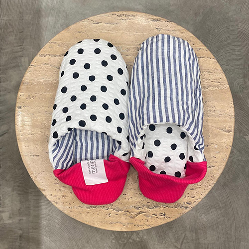 【 商品紹介 】こんにちは、CASAダイワロイネット店です。
スリッパのようでスリッパでない。靴下みたいだけど靴下でもない。ルームシューズ「merippa(メリッパ)」のご紹介です。おしゃれな柄、色の素材を使い、しかもリバーシブルで楽しめます。