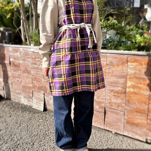 【 商品紹介 】こんにちは、CASA中之島本店です。『PUEBCO/プエブコ』のエプロン入荷しました。PUEBCOは、リサイクル材やデッドストックの生地を使い、役目を終えたものに新たな価値（アップサイクル）を与える商品を作っています。