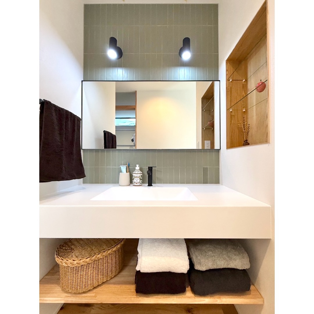 ノスタルジーに溶け込む塗り壁の家