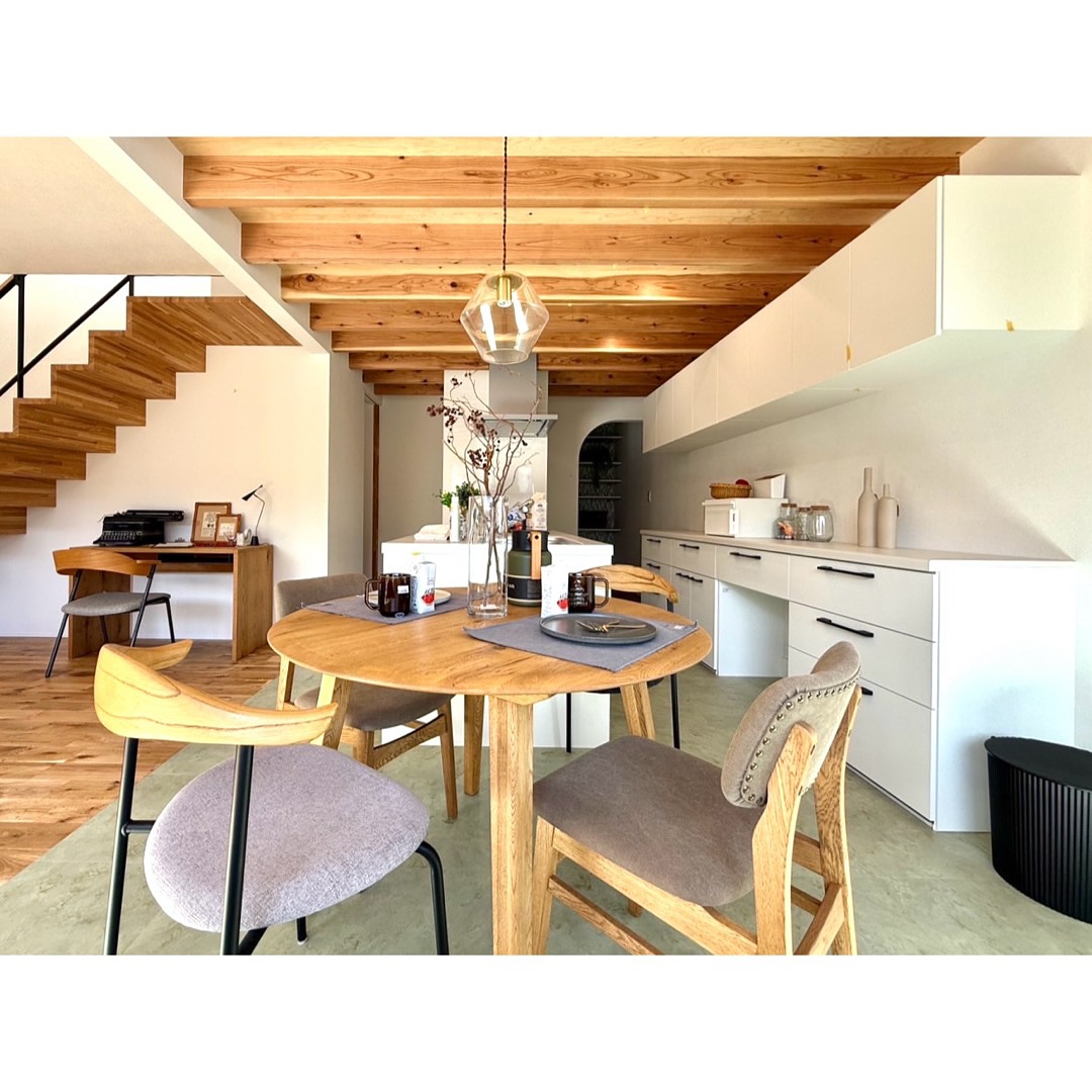 ノスタルジーに溶け込む塗り壁の家