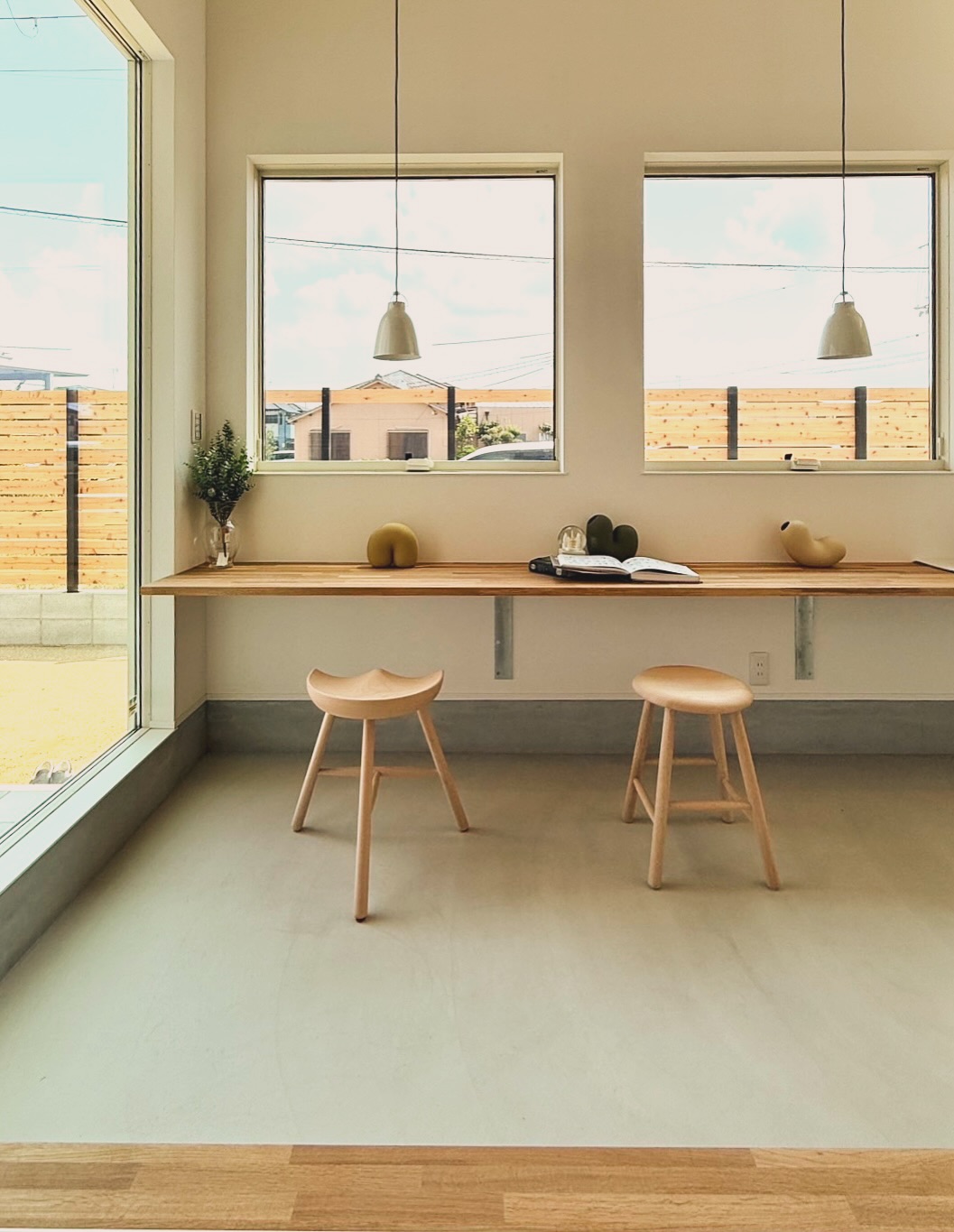 通り土間がつなぐ、勾配天井の平屋