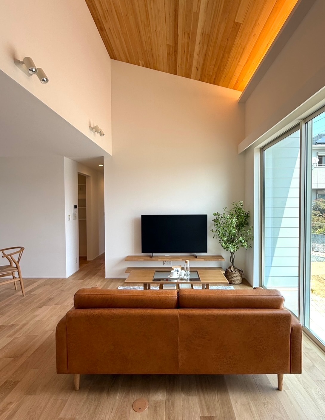 通り土間がつなぐ、勾配天井の平屋