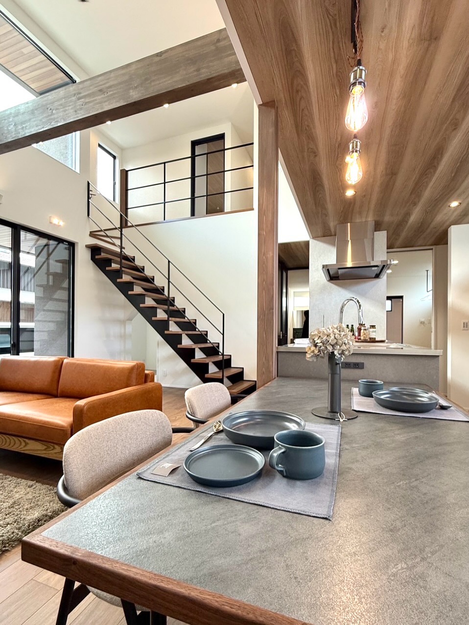 無機と木が調和する、グレーモダンハウス