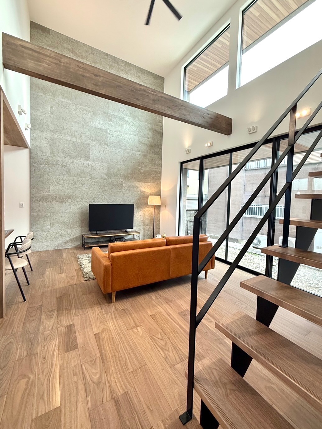 無機と木が調和する、グレーモダンハウス