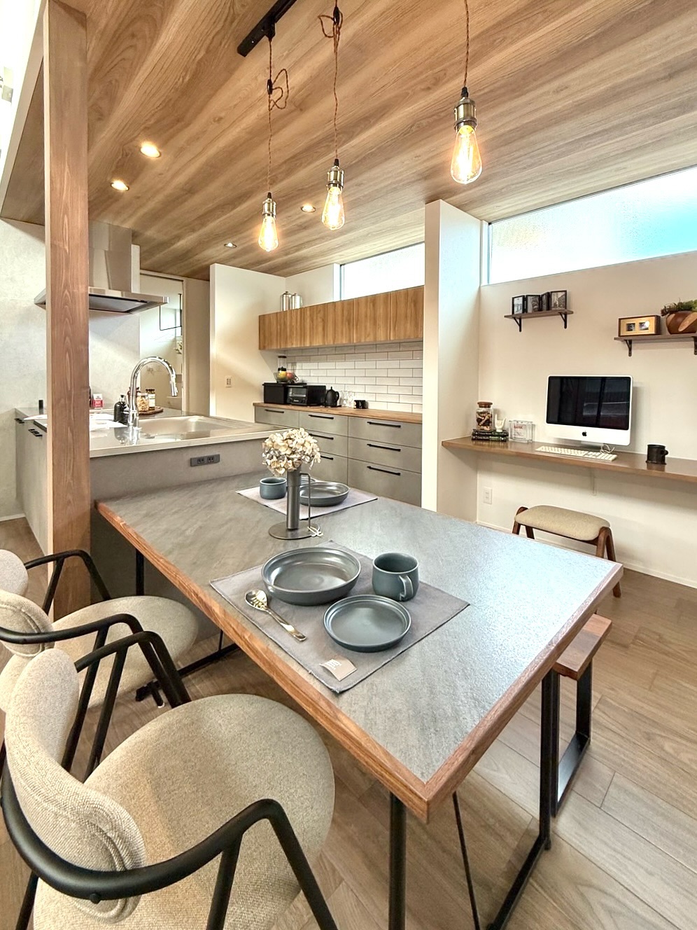 無機と木が調和する、グレーモダンハウス