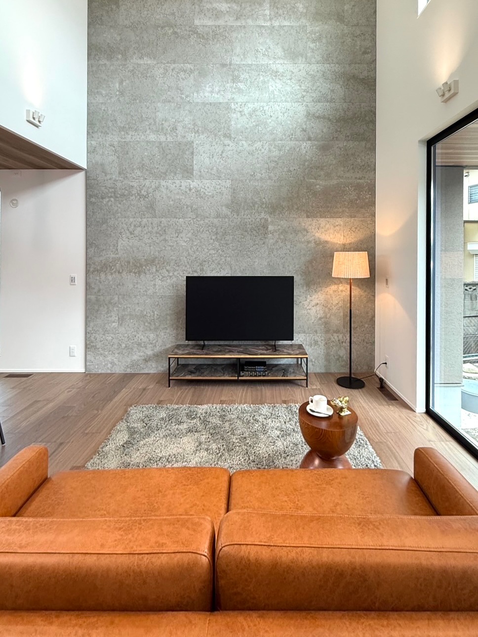 無機と木が調和する、グレーモダンハウス