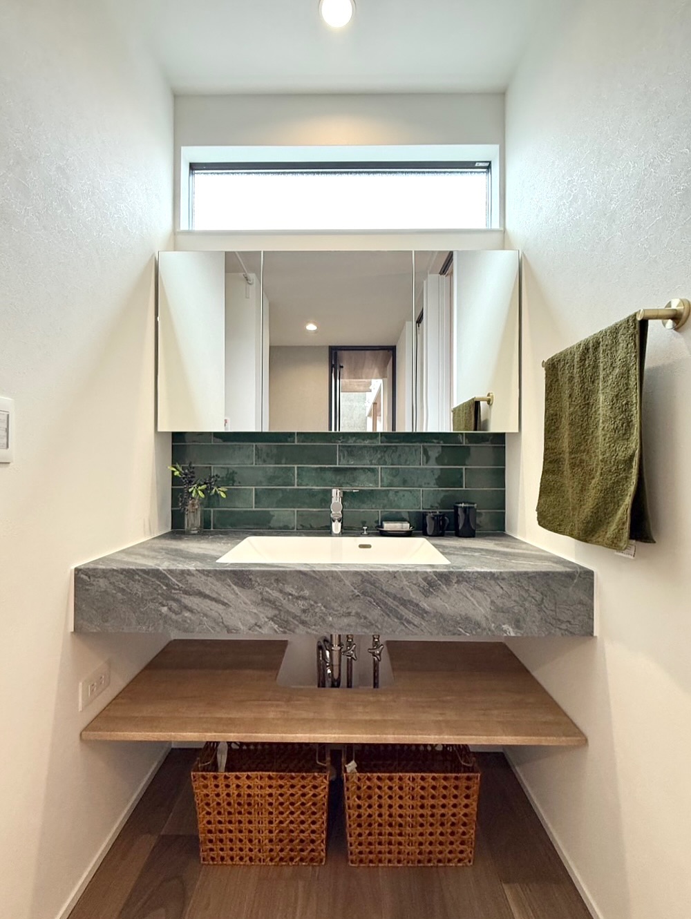 無機と木が調和する、グレーモダンハウス