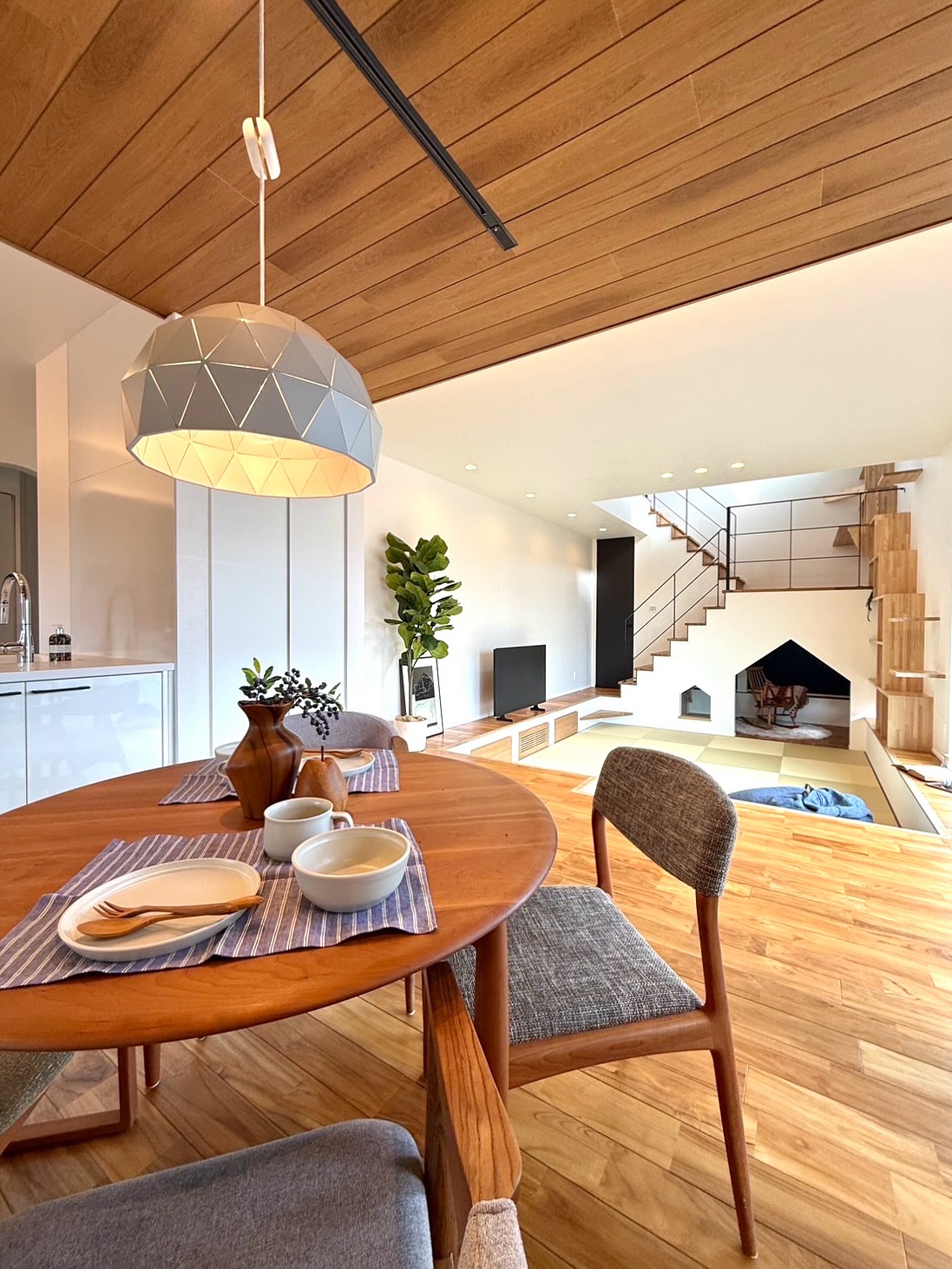 吹き抜け×ダウンリビング 立体構成の半平屋