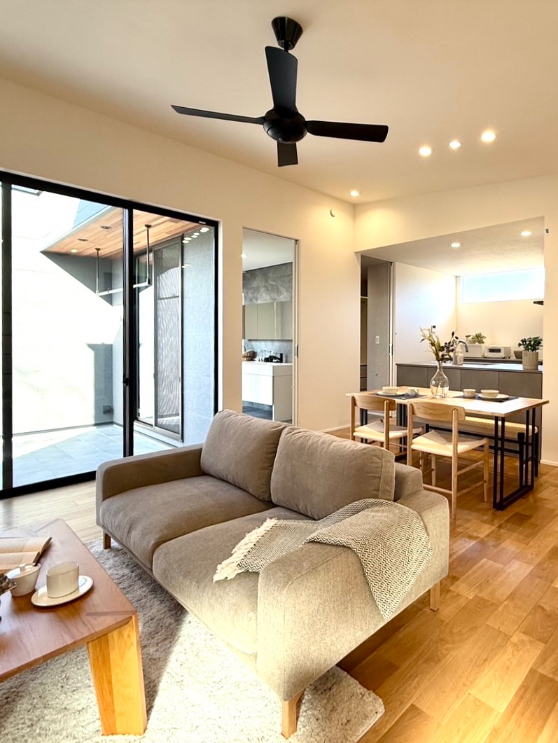 中庭とつながる、グレーの平屋