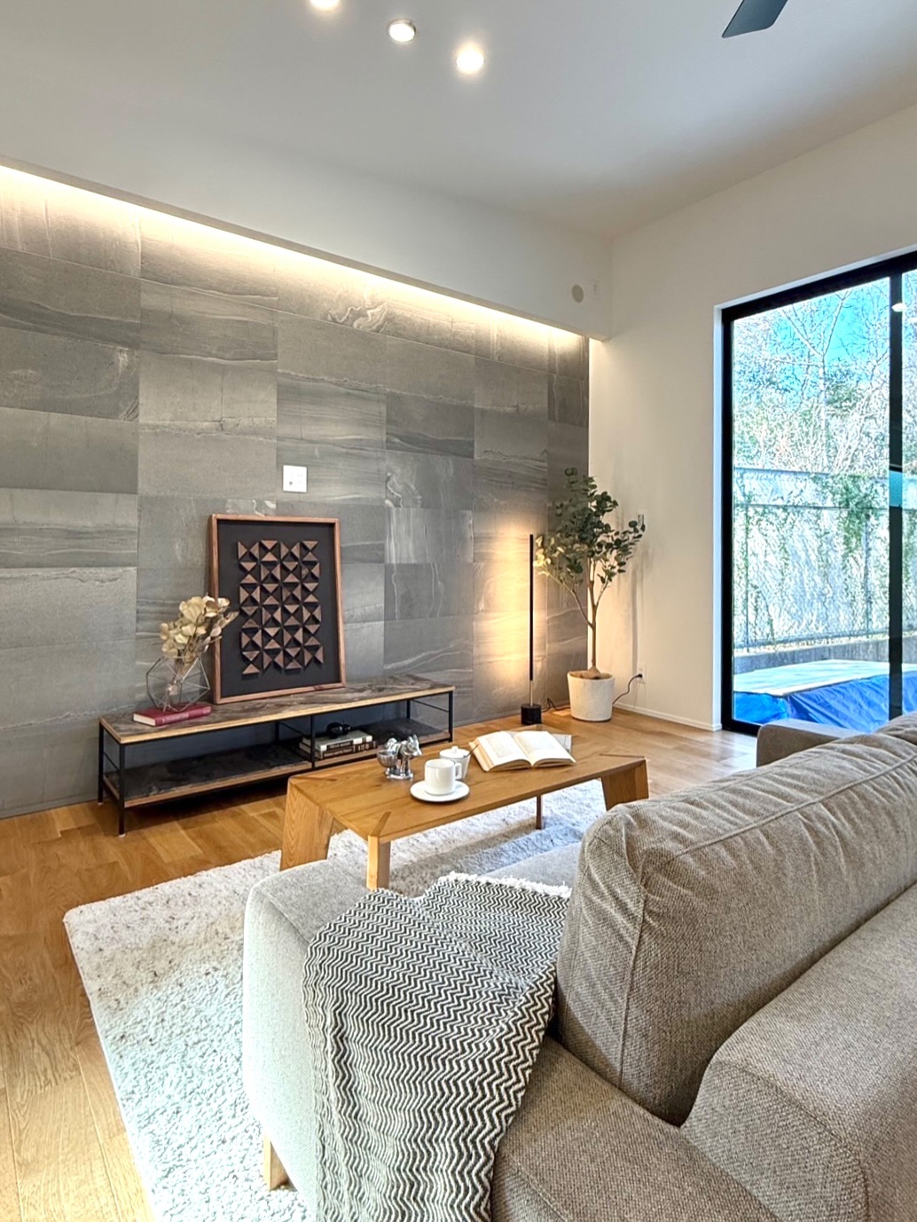 中庭とつながる、グレーの平屋