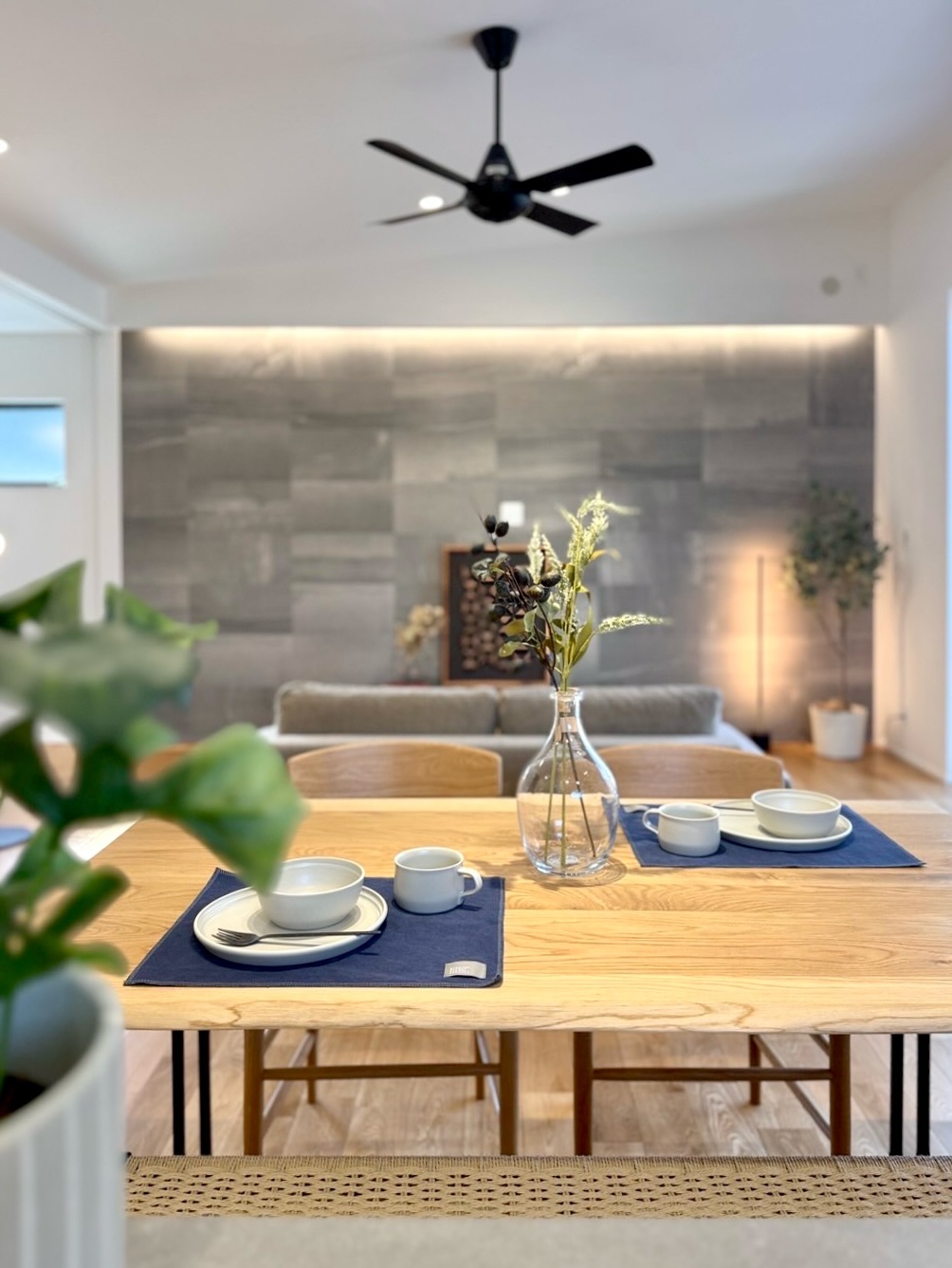 中庭とつながる、グレーの平屋