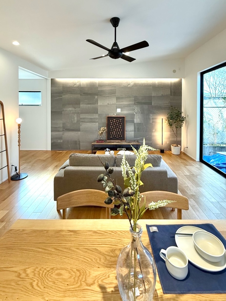 中庭とつながる、グレーの平屋