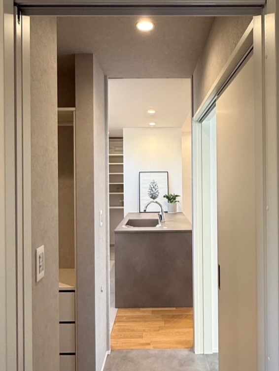 中庭とつながる、グレーの平屋