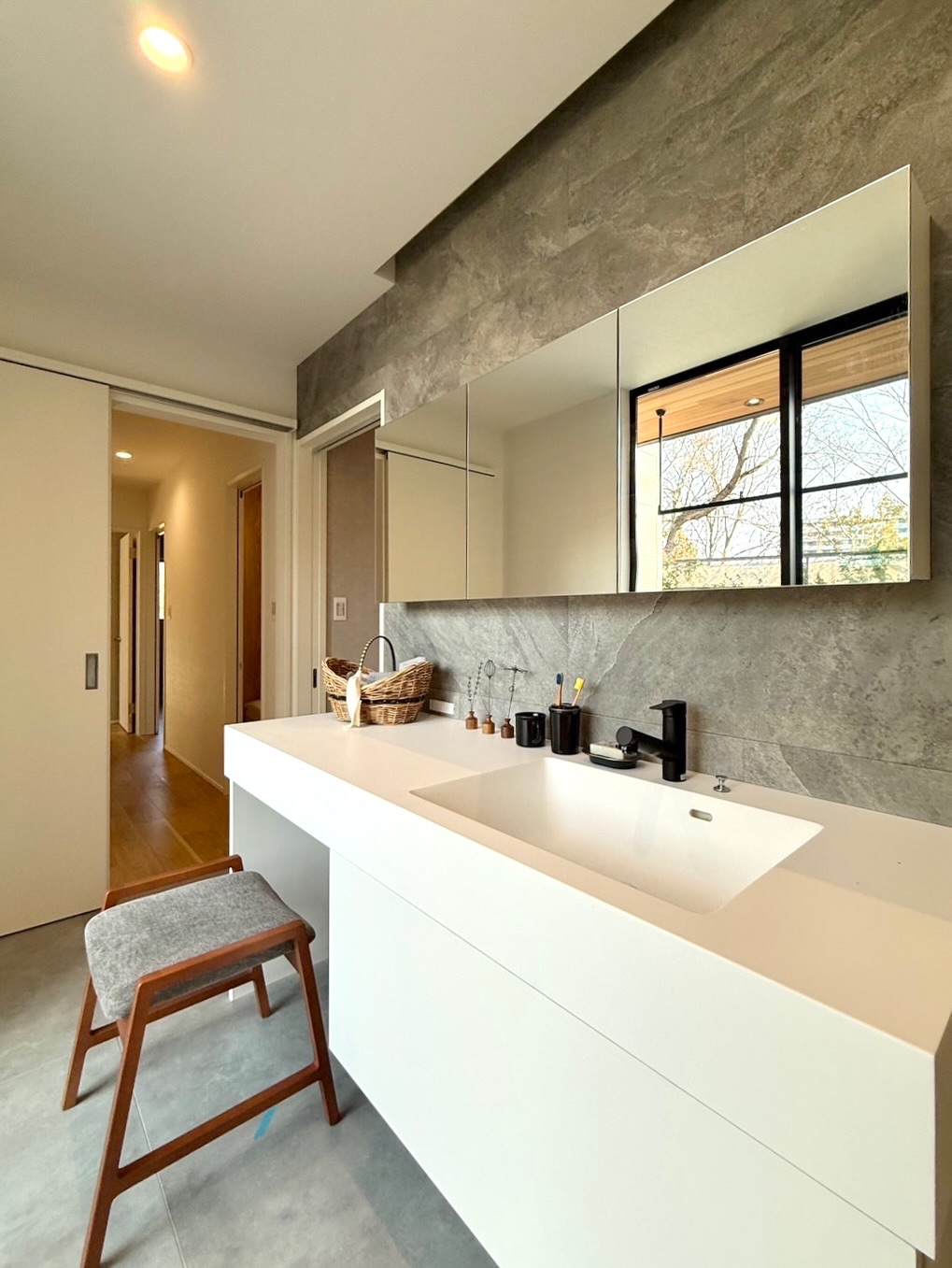 中庭とつながる、グレーの平屋